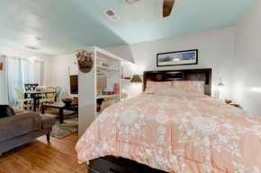 Cozy Studio Stay Near Downtown Austin and UT